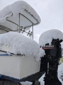 降り続く雪、待ち遠しい週末の日。