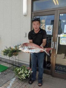 ただ今釣りたて、大きなマダイです。