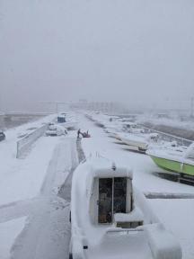 しんしん降り続く雪、年末の日。