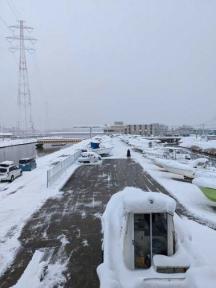 寒さ厳しく、降り続く雪。